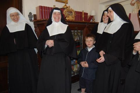 Les enfants de notre école attendent impatiemment le Cardinal